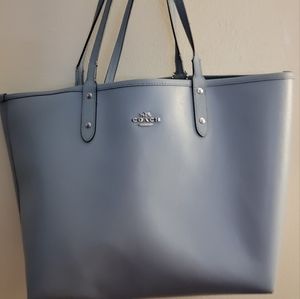 100 % Authentic COACH Tote with accessory bag.